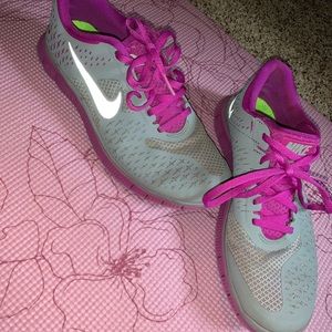 nike sneakers size 8.5!